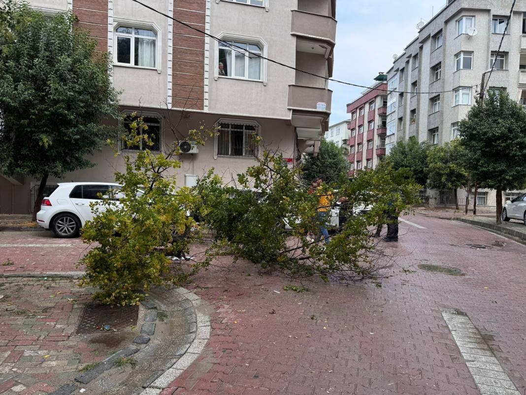 İstanbul'da sağanak hayatı felç etti! Araçlar sular altında kaldı 35